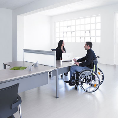 Diseño inclusivo, puesto operativo para usuario en silla de ruedas